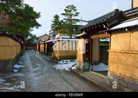 Samurai-Residenzen in Nagamachi Samurai District, Wand mit Strohmatte geschützt, während des Winters, Kanazawa, Ishikawa, Japan Stockfoto