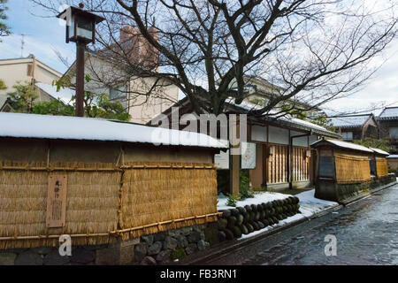 Samurai-Residenzen in Nagamachi Samurai District, Wand mit Strohmatte geschützt, während des Winters, Kanazawa, Ishikawa, Japan Stockfoto