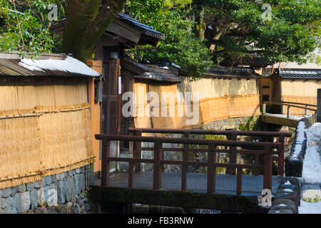 Samurai-Residenzen in Nagamachi Samurai District, Wand mit Strohmatte geschützt, während des Winters, Kanazawa, Ishikawa, Japan Stockfoto