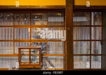 Hölzerne Tür eines Hauses in Higashi Chaya District, Kanazawa, Ishikawa Präfektur, Japan Stockfoto