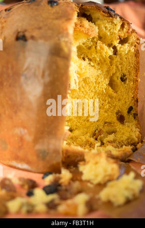 Mailänder Panettone mit in Nahaufnahme kandierten Früchten Stockfoto