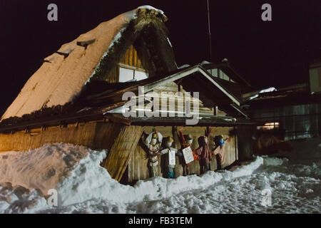 Nachtansicht der Gassho-Zukuri Häuser mit Schnee bedeckt, Shirakawa-Go, Präfektur Gifu, Japan Stockfoto