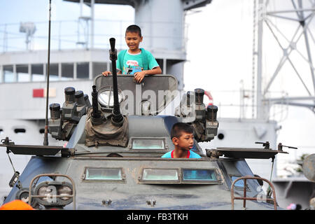 Bangkok, Thailand. 9. Januar 2016. Kinder stehen auf einem Militärfahrzeug an der Royal Thai Navy Academy in Süd-Bangkok, Thailand, 9. Januar 2016. Die Thai nationaler Kindertag wird an jedem zweiten Samstag im Januar gefeiert. Bildnachweis: Rachen Sageamsak/Xinhua/Alamy Live-Nachrichten Stockfoto