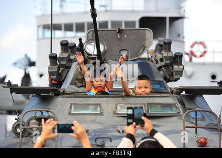 Bangkok, Thailand. 9. Januar 2016. Kinder sitzen in einem Militärfahrzeug an der Royal Thai Navy Academy in Süd-Bangkok, Thailand, 9. Januar 2016. Die Thai nationaler Kindertag wird an jedem zweiten Samstag im Januar gefeiert. Bildnachweis: Rachen Sageamsak/Xinhua/Alamy Live-Nachrichten Stockfoto