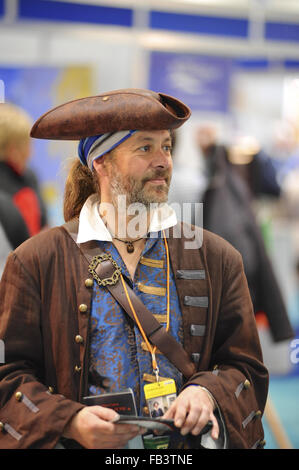 London, UK. 8. Januar 2016. Ein Mann verkleidet als Pirat auf der London Boat Show im ExCeL Exhibition Centre. Bildnachweis: Michael Preston/Alamy Live-Nachrichten Stockfoto