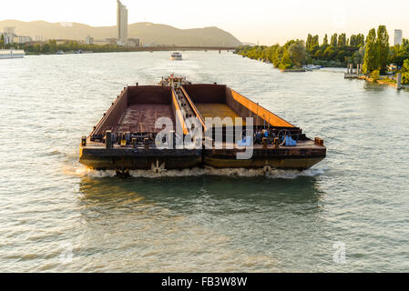 Leere Frachtschiff auf Donau, Wien, Österreich, Donau-City Stockfoto