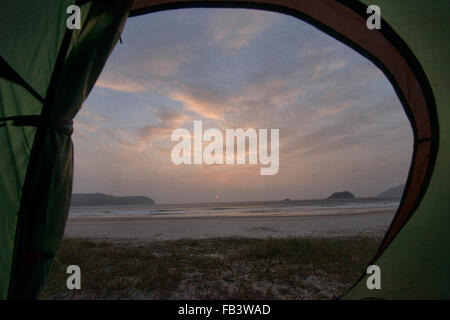 Sonnenaufgang am leeren Tai Long Wan (Big Wave Bay) Strand, Sai Kung, Hong Kong Stockfoto