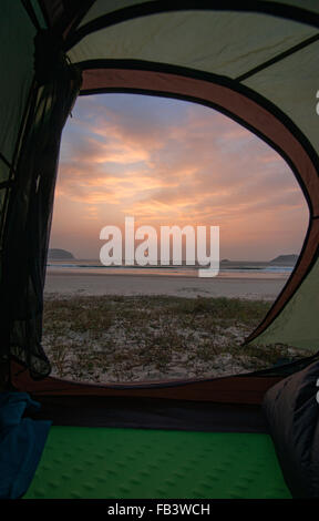 Sonnenaufgang am leeren Tai Long Wan (Big Wave Bay) Strand, Sai Kung, Hong Kong Stockfoto