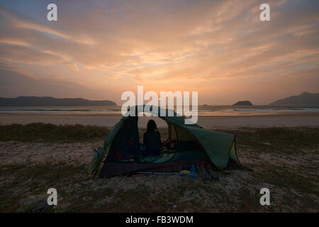 Sonnenaufgang am leeren Tai Long Wan (Big Wave Bay) Strand, Sai Kung, Hong Kong Stockfoto