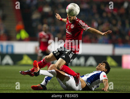 (160109)--TIJUANA, 9. Januar 2016 (Xinhua)--Paul Arriola (C) Xolos von Mias für den Ball mit Erick Gutierrez von Pachuca während eines Spiels der Reise 1 2016 MX Liga Verschluss Turnier im Caliente-Stadion in Tijuana Stadt Nordosten Mexikos, am 8. Januar 2016. Das Spiel endete mit einem 1: 1-Unentschieden. Xinhua/Guillermo Arias)(rhj) Stockfoto