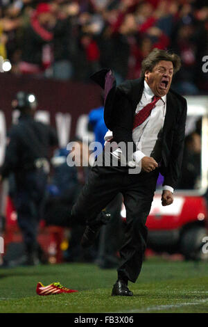 (160109)--TIJUANA, 9. Januar 2016 (Xinhua)--Miguel Herrera, Trainer von Xolos Reaccts nach einem Tor seines Teams gegen Pachuca während eines Spiels der Reise 1 2016 MX Liga Verschluss Turnier im Caliente-Stadion in Tijuana Stadt, Nordosten Mexikos, am 8. Januar 2016. Das Spiel endete mit einem 1: 1-Unentschieden. Xinhua/Guillermo Arias)(rhj) Stockfoto