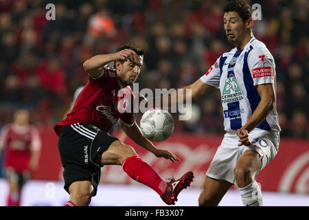 (160109)--TIJUANA, 9. Januar 2016 (Xinhua)--Gabriel Huache (L) von Xolos wetteifert um den Ball mit Omar Gonzalez von Pachuca während eines Spiels der Reise 1 2016 MX Liga Verschluss Turnier im Caliente-Stadion in Tijuana Stadt Nordosten Mexikos, am 8. Januar 2016. Das Spiel endete mit einem 1: 1-Unentschieden. Xinhua/Guillermo Arias)(rhj) Stockfoto