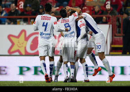 (160109)--TIJUANA, 9. Januar 2016 (Xinhua)--Spieler von Pachuca feiern ein Tor gegen Xolos während eines Spiels Reise 1 2016 MX Liga Verschluss Turnier im Caliente-Stadion in Tijuana Stadt, Nordosten Mexikos, am 8. Januar 2016. Das Spiel endete mit einem 1: 1-Unentschieden. Xinhua/Guillermo Arias)(rhj) Stockfoto