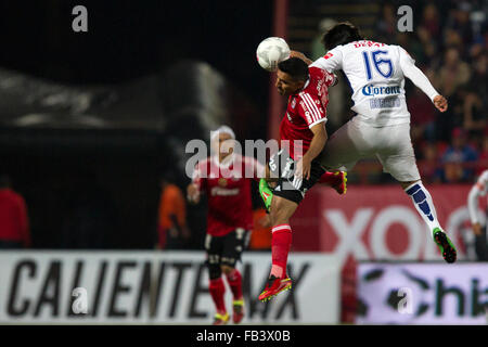 (160109)--TIJUANA, 9. Januar 2016 (Xinhua)--Henry Martin (2-R) von Xolos wetteifert um den Ball mit Jorge Daniel Hernandez (R) von Pachuca, während eines Spiels der Reise 1 2016 MX Liga Verschluss Turnier im Caliente-Stadion in Tijuana Stadt Nordosten Mexikos, am 8. Januar 2016. Das Spiel endete mit einem 1: 1-Unentschieden. Xinhua/Guillermo Arias)(rhj) Stockfoto