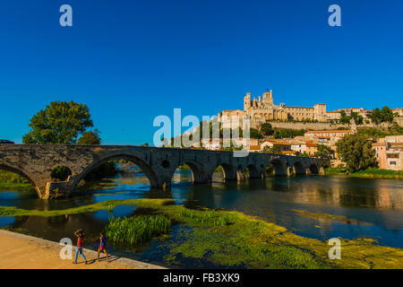 Kathedrale Saint-Nazaire, Pont Vieux, Beziers, Languedoc, Frankreich, Languedoc Roussillon Stockfoto