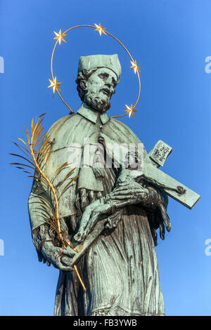 Der hl. Johannes von Nepomuk Statue. Prag Karlsbrücke Prag, Tschechische Republik. Stockfoto