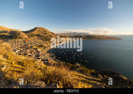 Panoramablick auf Bucht von Copacabana am Titicaca-See vom Gipfel des Monte Calvario (3966 m), unter den wichtigsten Reise-de Stockfoto