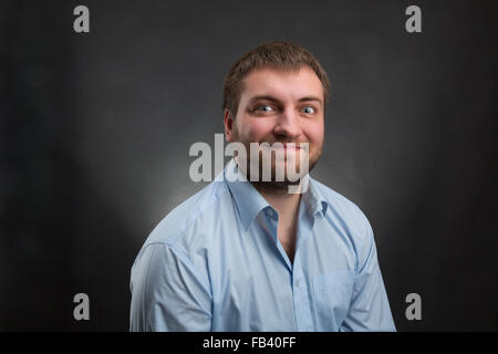 Bärtigen Mann lächelnd Stockfoto