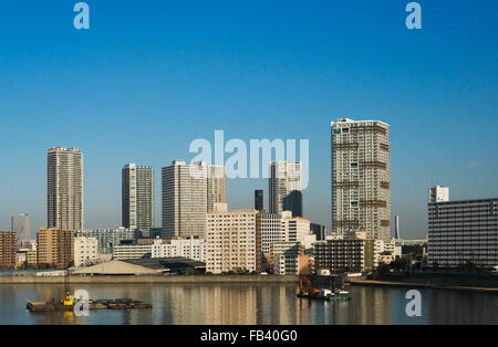 Hochhäuser entlang der Uferpromenade im Hafen von Tokio in der Morgendämmerung, Tokyo, Japan Stockfoto