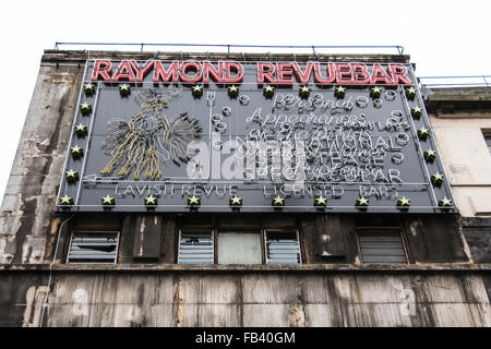 Zeichen außerhalb der ehemaligen Raymond Revue bar auf Brewer Street, Soho, London, UK Stockfoto