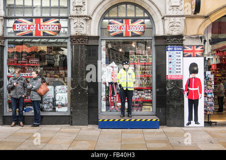 Eine Polizistin untersucht alle vor ihr von einer erhöhten Plattform im Zentrum von London in der Nähe des Londoner Piccadilly Circus. Stockfoto