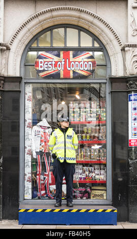 Piccadilly Circus seine beste London - Polizistin Umfragen alle vor ihr aus erhöhten Plattform in der Nähe von London. Stockfoto