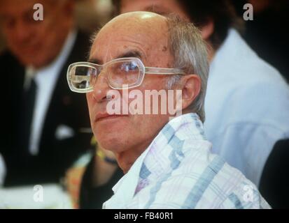 (Datei) - ein Archiv Bild, datiert 2. Juni 1986, des französischen Designers André Courrèges.  Französische Mode Haus Courreges kündigte in einer Erklärung am 8. Januar 2016, dass Courreges starb in Neuilly Sur Seine, Frankreich am 7. Januar 2016 veröffentlicht, eine 30 Jahre währenden Kampf gegen die Parkinson-Krankheit. Er war 92.  Foto: Horst Ossinger/dpa Stockfoto