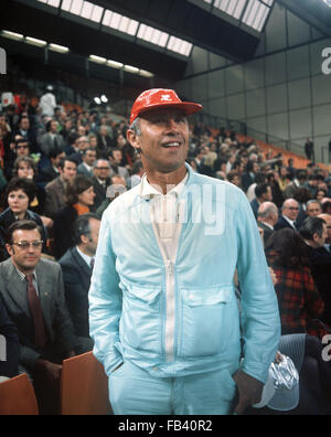 (Datei) - eine Archiv Bild, datiert 30. November 1971, des französischen Designers André Courrèges während einer Präsentation die offizielle Outfit der Olympischen Mitarbeiter für die Olympischen Spiele 1972 in München, Müncheberg, Deutschland.  Französische Mode Haus Courreges kündigte in einer Erklärung am 8. Januar 2016, dass Courreges starb in Neuilly Sur Seine, Frankreich am 7. Januar 2016 veröffentlicht, eine 30 Jahre währenden Kampf gegen die Parkinson-Krankheit. Er war 92.  Foto: Rauchwetter/dpa Stockfoto