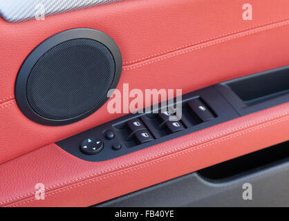 Rotes Leder im Fahrzeug-Innenraum Stockfoto
