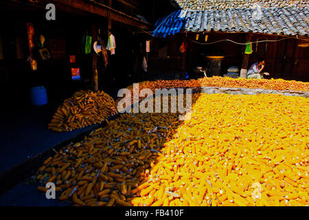 Baisha Dorf machte Mais trocknen,, Dorfbewohner, Innenhöfe, Kunst, Hand geschlagenen Kupfer Objekte, Lijiang, Yunnan, Volksrepublik China, Volksrepublik China Stockfoto