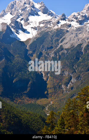 Jade Dragon Snow Mountain, beliebtes Reiseziel mit der Seilbahn, Wiesen, Wälder und Gebetsfahnen umgeben, Glücksbringer, Provinz Yunnan, China Stockfoto