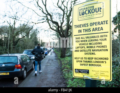 In diesem Gebiet operieren Polizeidiebe. Beschilderung: Operation Lockout Anti-Diebstahl-Straßenschild in South West London, England, Großbritannien Stockfoto