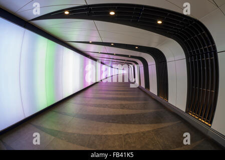 Ein Fußgängertunnel Features eine LED integriert Leichtfassaden und Links St. Pancras International und Kings Cross St Pancras-Stationen Stockfoto