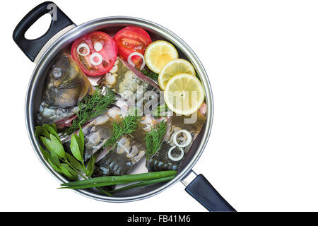 In einer großen Pfanne Edelstahl ist gehackten Fisch und Zutaten zum Kochen: Gemüse, Zitrone, Zwiebel, Dill. Präsentiert auf einer Stockfoto