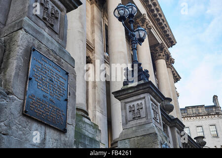 DUBLIN, Irland - Januar 05: Niedrigen Winkel Detail der Dublin City Hall Eingang Gedenktafel in irischen Celtic und englischer Sprache. Januar Stockfoto