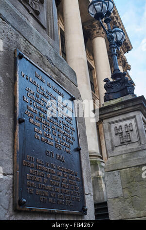 DUBLIN, Irland - Januar 05: Niedrigen Winkel Detail der Dublin City Hall Eingang Gedenktafel in irischen Celtic und englischer Sprache. Januar Stockfoto