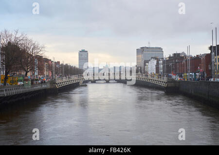 DUBLIN, Irland - Januar 05: Seitenansicht der Ha'penny Brücke über den Fluss Liffey. Die Brücke ist der Hauptzugang zu den touristischen Stockfoto