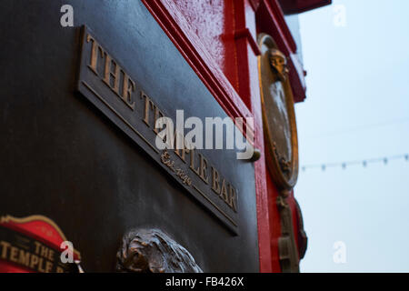 DUBLIN, Irland - Januar 05: Niedrigen Winkel Schuss von emblematischen Temple Bar Pub Plaque in der Gegend mit dem gleichen Namen. 5. Januar 2016 Stockfoto