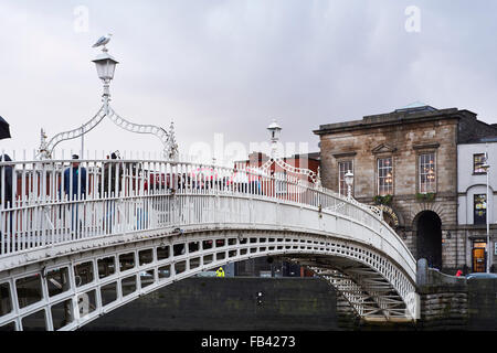 DUBLIN, Irland - Januar 05: Perspektivische Ansicht der Ha'penny Brücke über Fluss Liffey. Die Brücke ist der Hauptzugang zu den Stockfoto