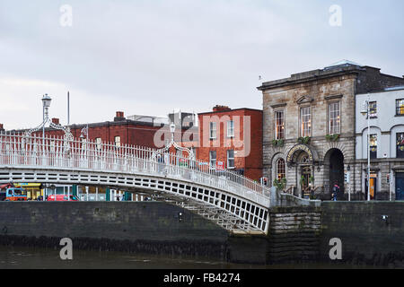 DUBLIN, Irland - Januar 05: Seitenansicht der Ha'penny Brücke über den Fluss Liffey. Die Brücke ist der Hauptzugang zu den touristischen Stockfoto