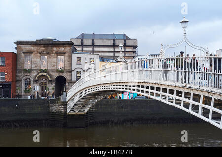 DUBLIN, Irland - Januar 05: Perspektivische Ansicht der Ha'penny Brücke über Fluss Liffey. Die Brücke ist der Hauptzugang zu den Stockfoto