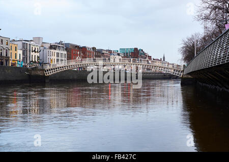 DUBLIN, Irland - Januar 05: Seitenansicht der Ha'penny Brücke über den Fluss Liffey. Die Brücke ist der Hauptzugang zu den touristischen Stockfoto