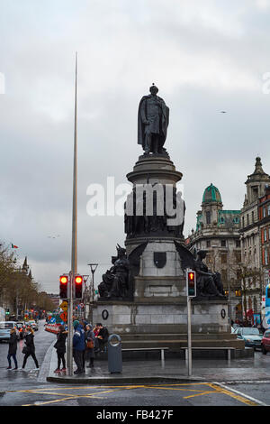 DUBLIN, Irland - Januar 05: Statue von Daniel O'Connell mit bedecktem Himmel und Millennium Spire im Hintergrund. 05 Januar, 2 Stockfoto