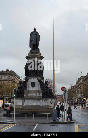 DUBLIN, Irland - Januar 05: Statue von Daniel O'Connell mit bedecktem Himmel und Millennium Spire im Hintergrund. 05 Januar, 2 Stockfoto