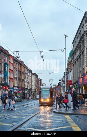 DUBLIN, Irland - Januar 05: The Luas, Dublins Tram System Zug, Fußgängerzone in regnerischen Tag durchqueren. 5. Januar 2016 in D Stockfoto