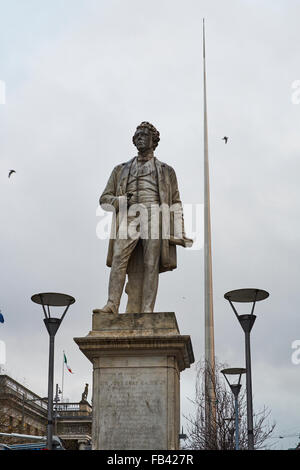 DUBLIN, Irland - Januar 05: Statue von John Gray mit Millennium Turm im Hintergrund, im bewölkten Tag. 5. Januar 2016 in Stockfoto