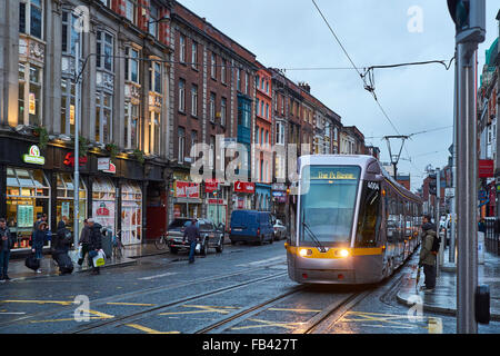 DUBLIN, Irland - Januar 05: The Luas, Dublins Tram System Zug, Fußgängerzone in regnerischen Tag durchqueren. 5. Januar 2016 in D Stockfoto