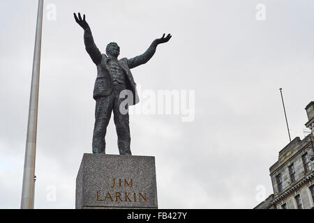 DUBLIN, Irland - Januar 05: Statue von Jim Larkin mit Millennium Turm im Hintergrund, im bewölkten Tag. 5. Januar 2016 in Stockfoto