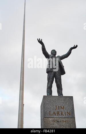 DUBLIN, Irland - Januar 05: Statue von Jim Larkin mit Millennium Turm im Hintergrund, im bewölkten Tag. 5. Januar 2016 in Stockfoto