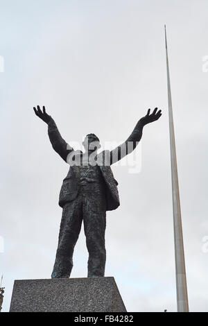 DUBLIN, Irland - Januar 05: Statue von Jim Larkin mit Millennium Turm im Hintergrund, im bewölkten Tag. 5. Januar 2016 in Stockfoto